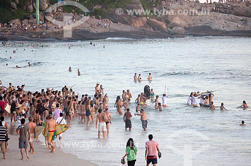  Assunto: Banhistas levando oferendas para Yemanjá na Praia do Arpoador / Local: Ipanema - Rio de Janeiro (RJ) - Brasil / Data: 02/2013 