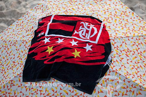  Assunto: Toalha com o escudo do Flamengo sobre uma barraca de praia / Local: Ipanema - Rio de Janeiro (RJ) - Brasil / Data: 02/2013 