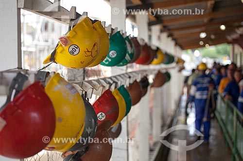  Assunto: Porta capacetes dos operários na fila do almoço durante a reforma do Estádio Jornalista Mário Filho - também conhecido como Maracanã / Local: Maracanã - Rio de Janeiro (RJ) - Brasil / Data: 02/2013 