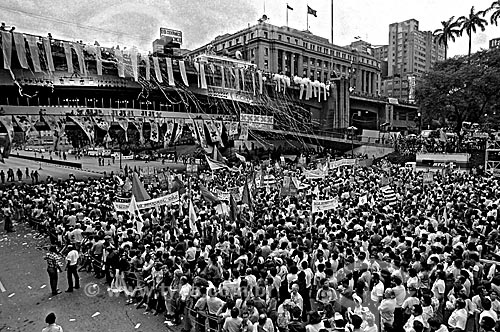  Assunto: Pessoas no comício por eleições Diretas no Vale do Anhangabaú / Local: São Paulo (SP) - Brasil / Data: 1984 
