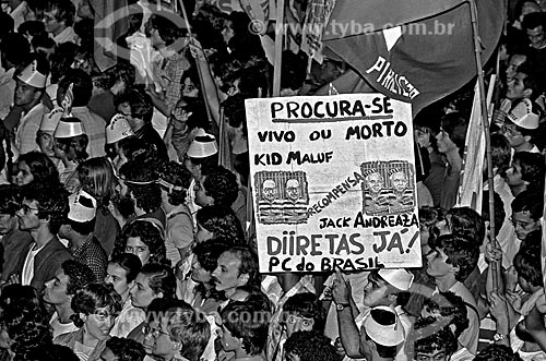  Assunto: Pessoas no comício por eleições Diretas no Vale do Anhangabaú / Local: São Paulo (SP) - Brasil / Data: 1984 
