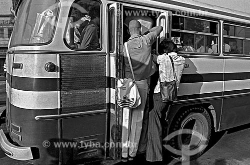  Assunto: Passageiros em escada de ônibus lotado / Local: São Paulo (SP) - Brasil / Data: 1979 