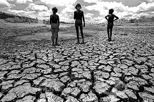  Assunto: Crianças em açude seco no interior do Ceará / Local: Ceará (CE) - Brasil / Data: 1983 