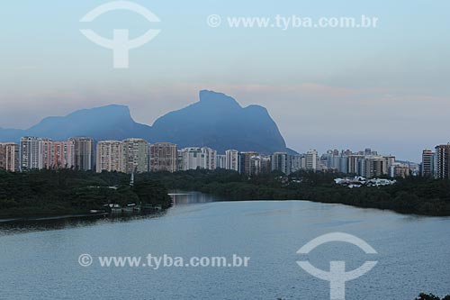  Assunto: Lagoa de Marapendi com prédios e Pedra da Gávea ao fundo / Local: Barra da Tijuca - Rio de Janeiro (RJ) - Brasil / Data: 01/2013 