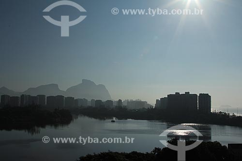  Assunto: Pôr do sol na Lagoa de Marapendi com prédios e Pedra da Gávea ao fundo / Local: Barra da Tijuca - Rio de Janeiro (RJ) - Brasil / Data: 01/2013 