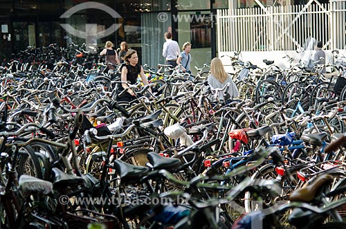  Assunto: Estacionamento de bicicletas na Estação Central de Amsterdam (Amsterdam Central Station) / Local: Amsterdam - Holanda - Europa / Data: 05/2012 