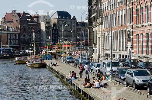  Assunto: População tomando sol na beira de canal no centro da cidade / Local: Amsterdam - Holanda - Europa / Data: 05/2012 