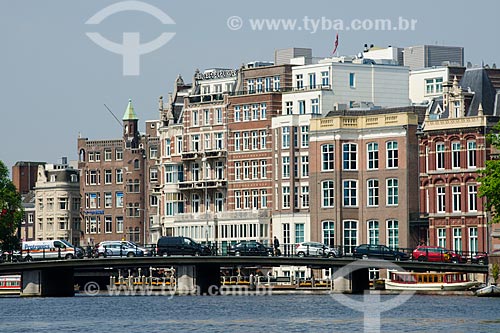  Assunto: Canal e prédios residênciais típicos de Amsterdam / Local: Amsterdam - Holanda - Europa / Data: 05/2012 