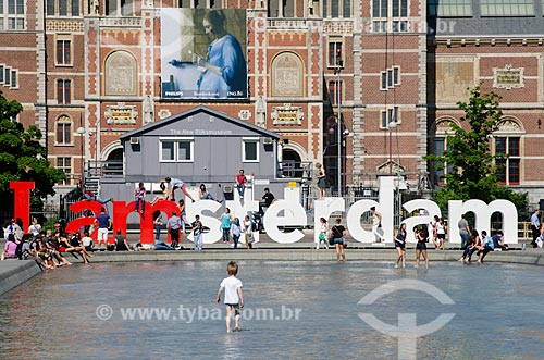  Assunto: Criança brincando na lagoa artificial em frente ao Rijksmuseum (1885) - Museu Nacional - com um letreiro com os dizeres I am amsterdam ao fundo / Local: Amsterdam - Holanda - Europa / Data: 05/2012 