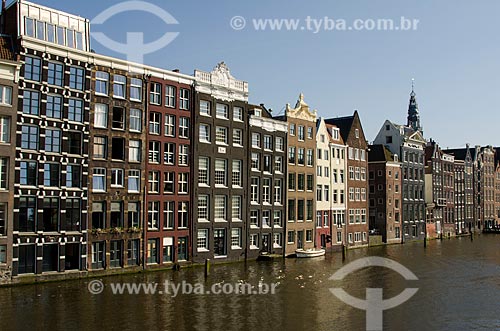  Assunto: Prédios residenciais típicos às margens do Canal Damrak / Local: Amsterdam - Holanda - Europa / Data: 05/2012 