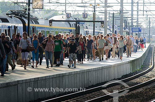  Assunto: Pessoas na plataforma da Estação Central de Amsterdam (Amsterdam Central Station) / Local: Amsterdam - Holanda - Europa / Data: 05/2012 
