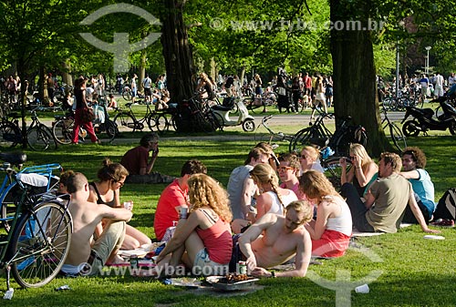  Assunto: Pessoas tomando sol no Vanderpark / Local: Amsterdam - Holanda - Europa / Data: 05/2012 
