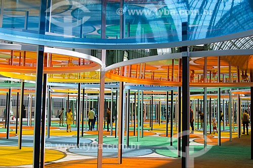  Instalação Excentrique(s), travail in situ do designer francês Daniel Buren no Grand Palais des Beaux-Arts (Grande Palácio de Belas Artes) - exposição como parte do Monumenta 2012  - França