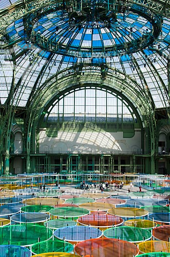  Instalação Excentrique(s), travail in situ do designer francês Daniel Buren no Grand Palais des Beaux-Arts (Grande Palácio de Belas Artes) - exposição como parte do Monumenta 2012  - França