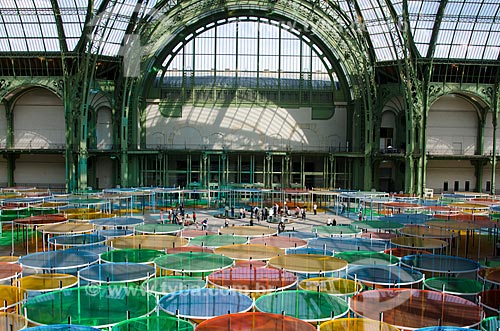  Instalação Excentrique(s), travail in situ do designer francês Daniel Buren no Grand Palais des Beaux-Arts (Grande Palácio de Belas Artes) - exposição como parte do Monumenta 2012  - França