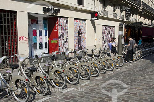  Assunto: Bicicletas públicas - para aluguel - nas ruas de Paris / Local: Paris - França - Europa / Data: 05/2012 