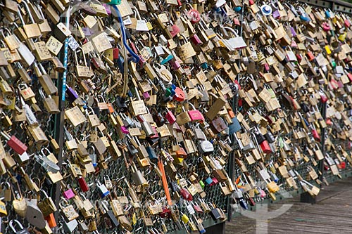  Cadeados com declaração de amor na Pont des Arts (Ponte das Artes) - os cadeados são colocados pelos casais de turistas que jurando amor eterno jogam a chave no rio e o cadeado fica fechado para sempre   - França