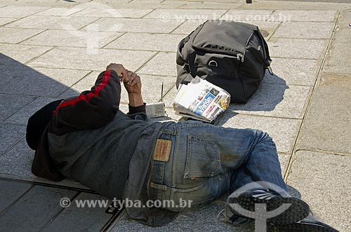  Assunto: Mendigo em rua de Paris / Local: Paris - França - Europa / Data: 05/2012 
