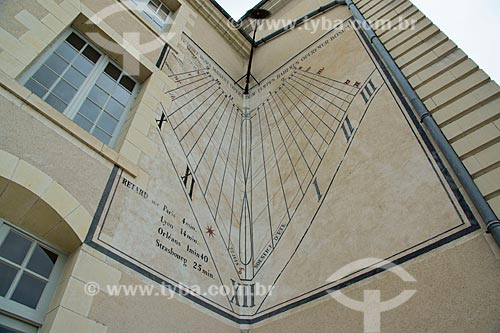  Assunto: Angle du Meridien - ângulo do meridiano na parede de edifício em frente ao Hotel de Ville (Prefeitura) / Local: Blois - França - Europa / Data: 06/2012 