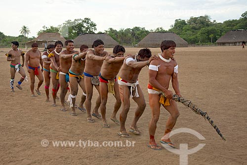  Assunto: Índios da aldeia Aiha Kalapalo fazendo a Dança do Tamanduá - início da colheita do pequi - ACRÉSCIMO DE 100% SOBRE O VALOR DE TABELA / Local: Querência - Mato Grosso (MT) - Brasil / Data: 10/2012 