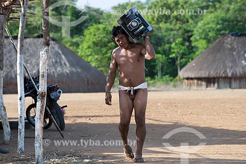  Assunto: Índios da aldeia Aiha Kalapalo carregando um aparelho de som - ACRÉSCIMO DE 100% SOBRE O VALOR DE TABELA / Local: Querência - Mato Grosso (MT) - Brasil / Data: 10/2012 