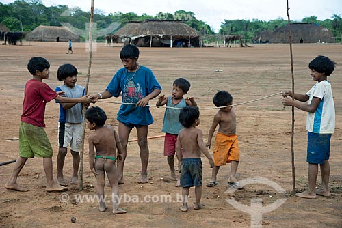  Assunto: Crianças da aldeia Aiha Kalapalo brincando - brincadeira que simula esportes olímpicos - ACRÉSCIMO DE 100% SOBRE O VALOR DE TABELA / Local: Querência - Mato Grosso (MT) - Brasil / Data: 10/2012 