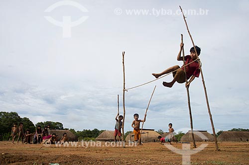  Assunto: Crianças da aldeia Aiha Kalapalo brincando - brincadeira que simula esportes olímpicos - ACRÉSCIMO DE 100% SOBRE O VALOR DE TABELA / Local: Querência - Mato Grosso (MT) - Brasil / Data: 10/2012 