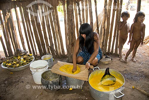  Assunto: Mulher da aldeia Aiha Kalapalo preparando o mingau de Pequi (Caryocar brasiliense) - ACRÉSCIMO DE 100% SOBRE O VALOR DE TABELA / Local: Querência - Mato Grosso (MT) - Brasil / Data: 10/2012 