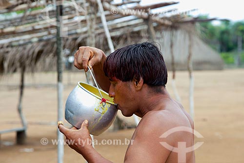 Assunto: Homem da aldeia Aiha Kalapalo bebendo o mingau de Pequi (Caryocar brasiliense) - ACRÉSCIMO DE 100% SOBRE O VALOR DE TABELA / Local: Querência - Mato Grosso (MT) - Brasil / Data: 10/2012 