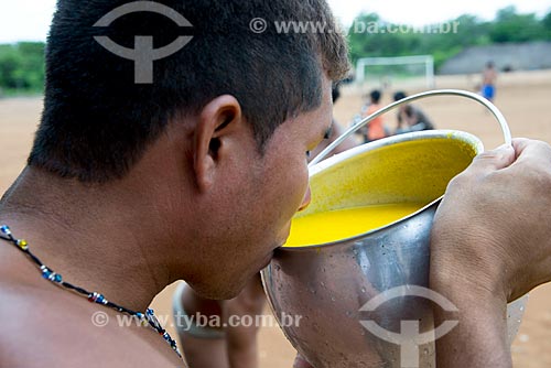  Assunto: Homem da aldeia Aiha Kalapalo bebendo o mingau de Pequi (Caryocar brasiliense) - ACRÉSCIMO DE 100% SOBRE O VALOR DE TABELA / Local: Querência - Mato Grosso (MT) - Brasil / Data: 10/2012 