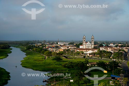  Assunto: Vista Basílica do Senhor Bom Jesus de Iguape com canal do Valo Grande ao fundo / Local: Iguape - São Paulo (SP) - Brasil / Data: 11/2012 