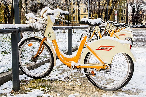  Assunto: Bicicleta coberta de neve / Local: Milão - Província de Milão - Itália - Europa / Data: 12/2012 