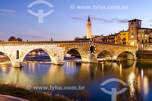  Assunto: Ponte de Pedra (Ponte Pietra) sobre o Rio Adige ao anoitecer, construída em 100 AC pelos romanos / Local: Verona - Itália - Europa / Data: 12/2012 