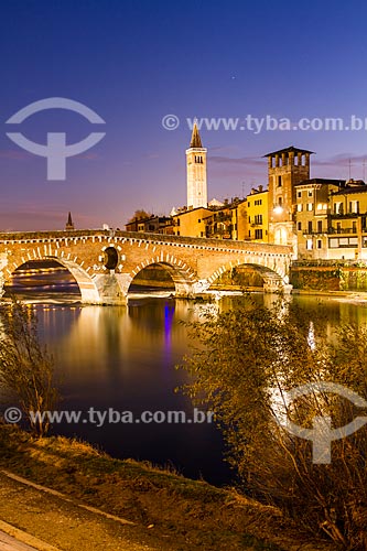  Assunto: Ponte de Pedra (Ponte Pietra) sobre o Rio Adige ao anoitecer, construída em 100 AC pelos romanos / Local: Verona - Itália - Europa / Data: 12/2012 