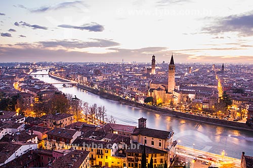  Assunto: Vista da cidade ao anoitecer a partir do Castelo San Pietro / Local: Verona - Itália - Europa / Data: 12/2012 