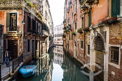  Assunto: Vista de canal secundário e prédios / Local: Veneza - Itália - Europa / Data: 12/2012 