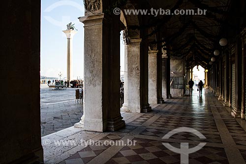  Assunto: Coluna com o Leão de São Marcos, símbolo da cidade, vista dos arcos do Palácio Ducale (Palazzo Ducale) / Local: Veneza - Itália - Europa / Data: 12/2012 