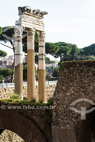  Assunto: Colunas do Templo de Vênus Genetrix no Fórum de César, construído entre os séculos I a.C. e II d.C. / Local: Roma - Itália - Europa / Data: 12/2012 