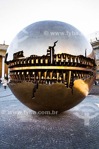  Assunto: Esfera com Esfera (Esfera con Esfera), escultura de Arnaldo Pomodoro na Cortile del Belvedere, no interior do Museu do Vaticano / Local: Cidade do Vaticano - Roma - Itália - Europa / Data: 12/2012 