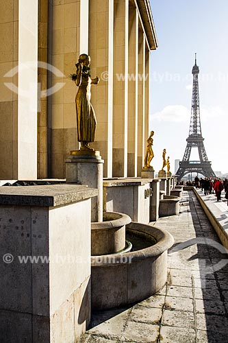  Assunto: Estátuas no Palais de Chaillot (Palácio de Chaillot) com a Torre Eiffel ao fundo / Local: Paris - França - Europa / Data: 12/2012 