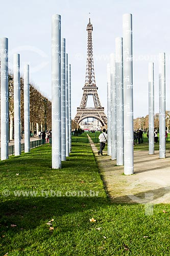  Assunto: Colunas do monumento Le Mur pour la Paix (O Muro da Paz) com a Torre Eiffel ao fundo / Local: Paris - França - Europa / Data: 12/2012 