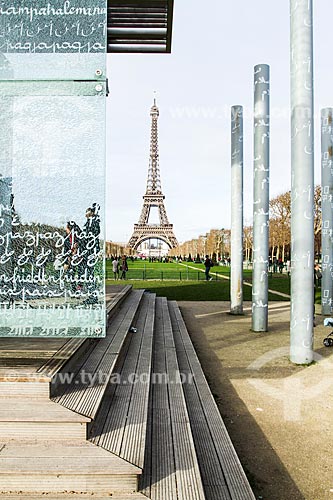  Assunto: Monumento Le Mur pour la Paix (O Muro da Paz) - possui uma fachada de vidro com a palavra 