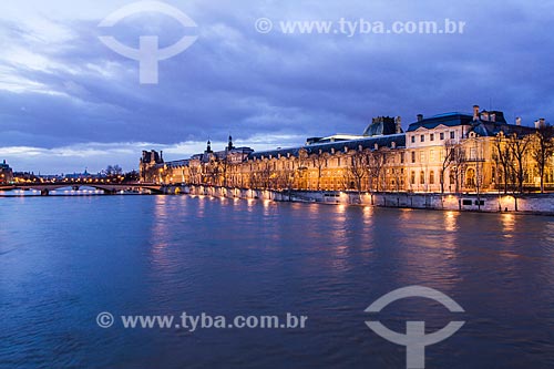  Assunto: Rio Sena e Palais du Louvre (Palácio do Louvre) vistos da Pont des Arts (Ponte das Artes) / Local: Paris - França - Europa / Data: 12/2012 