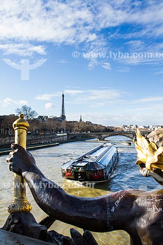  Assunto: Barco no Rio Sena visto da Pont Alexandre III (Ponte Alexandre III) com a Torre Eiffel ao fundo / Local: Paris - França - Europa / Data: 01/2013 