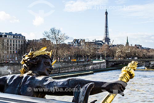  Assunto: Rio Sena visto da Pont Alexandre III (Ponte Alexandre III) com a Torre Eiffel ao fundo / Local: Paris - França - Europa / Data: 01/2013 