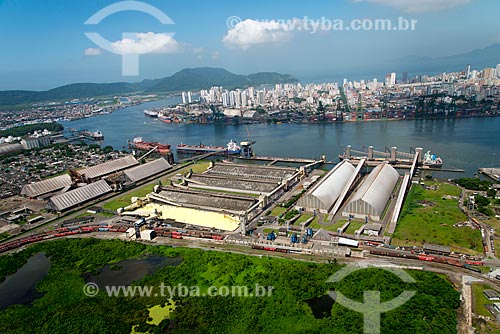  Assunto: Vista do TGG - Terminal de Granéis do Guarujá - com a cidade de Santos ao fundo / Local: Vicente de Carvalho - Guarujá - São Paulo (SP) - Brasil / Data: 02/2013 