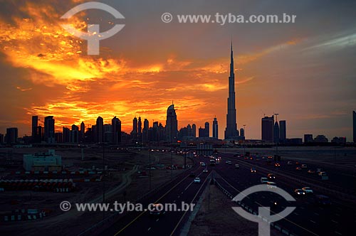  Assunto: Estrada Zabeel, prédios comerciais e edifício Burj Khalifa ao fundo / Local: Dubai - Emirados Árabes Unidos - Ásia / Data: 10/2012 