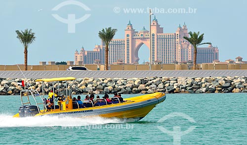  Assunto: Barco com turistas e Atlantis Hotel ao fundo na ilha Palm Jumeirah / Local: Dubai - Emirados Árabes Unidos - Ásia / Data: 12/2012 