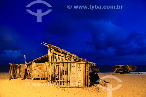  Assunto: Casa utilizada por pescadores para guardar o material de pesca na Praia de Pitimbu / Local: Pitimbu - Paraíba (PB) - Brasil / Data: 01/2013 