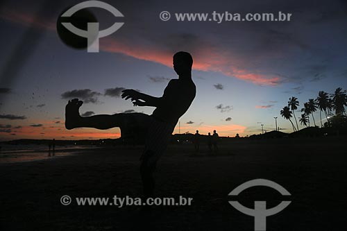  Assunto: Jovens jogando futevôlei na praia de Pitimbu / Local: Pitimbu - Paraíba (PB) - Brasil / Data: 01/2013 